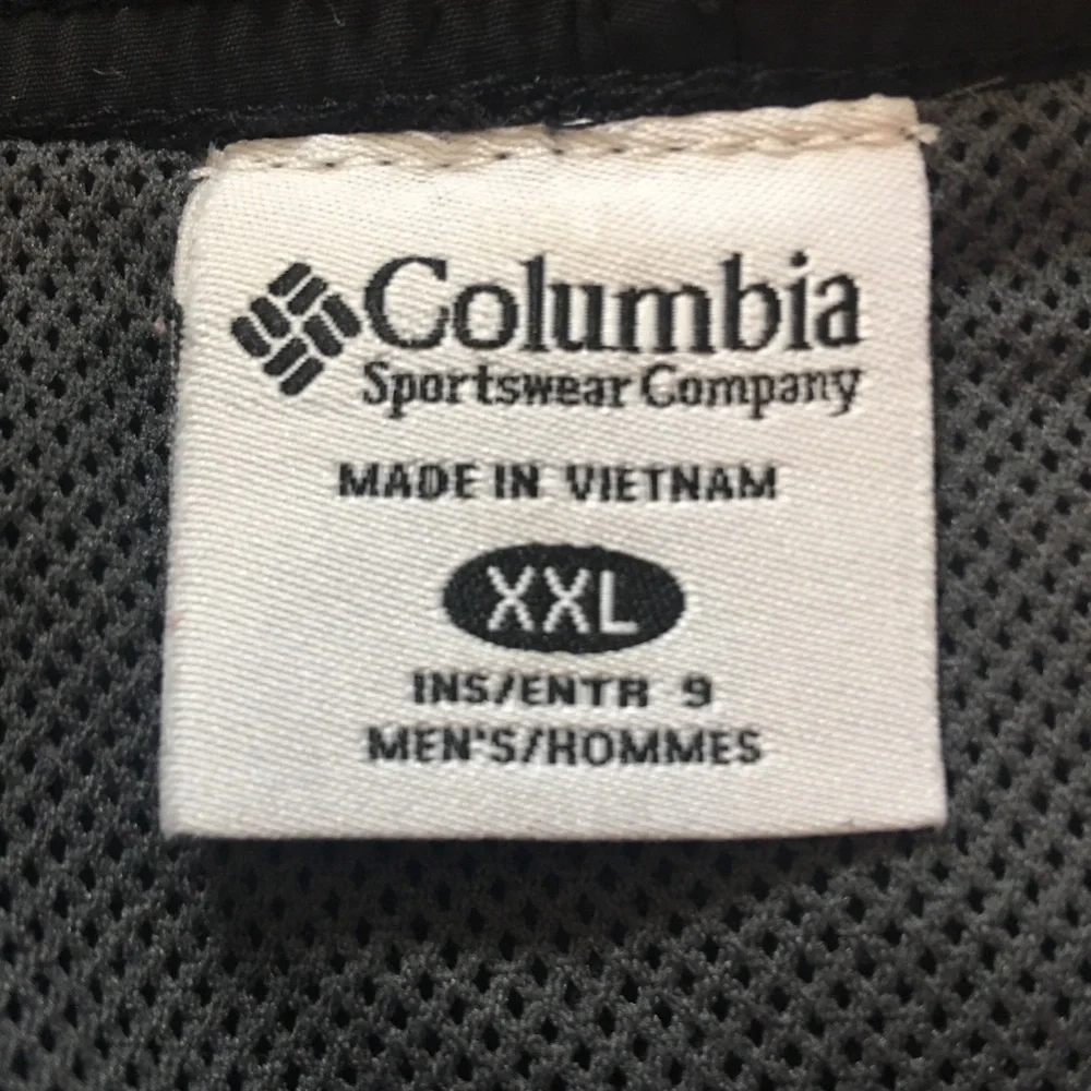 Men’s Columbia black swim trunks sz XXL. Net lined, zipper & Velcro pockets.